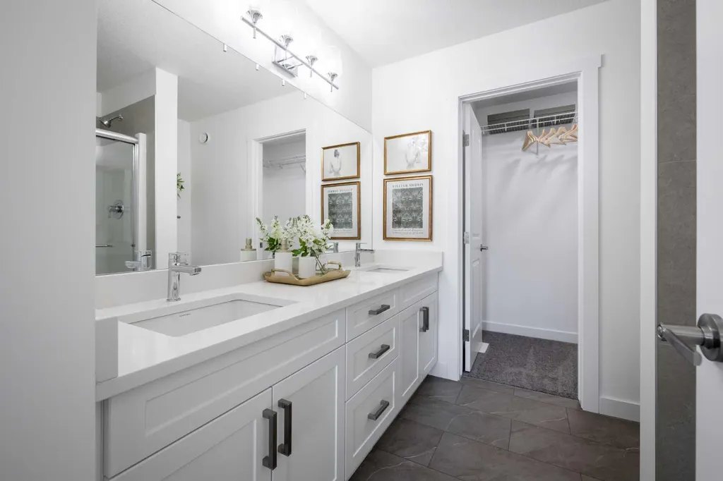 17 Tillotson Loop Okotoks AB T1S 4S8