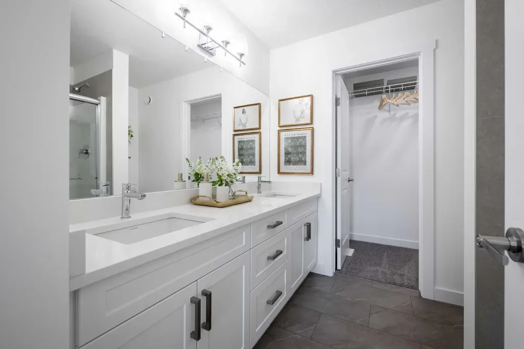 17 Tillotson Loop Okotoks AB T1S 4S8