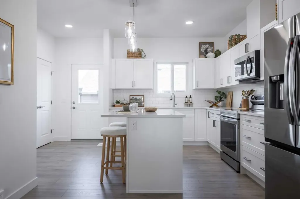 17 Tillotson Loop Okotoks AB T1S 4S8