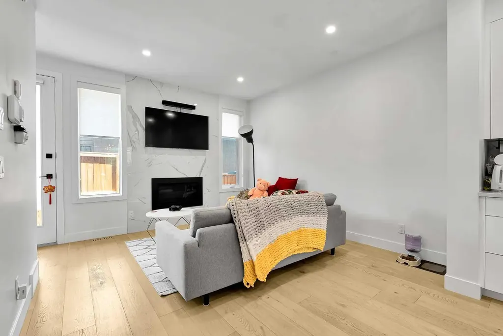 2106 6 Street NW Calgary AB T2M 5C6