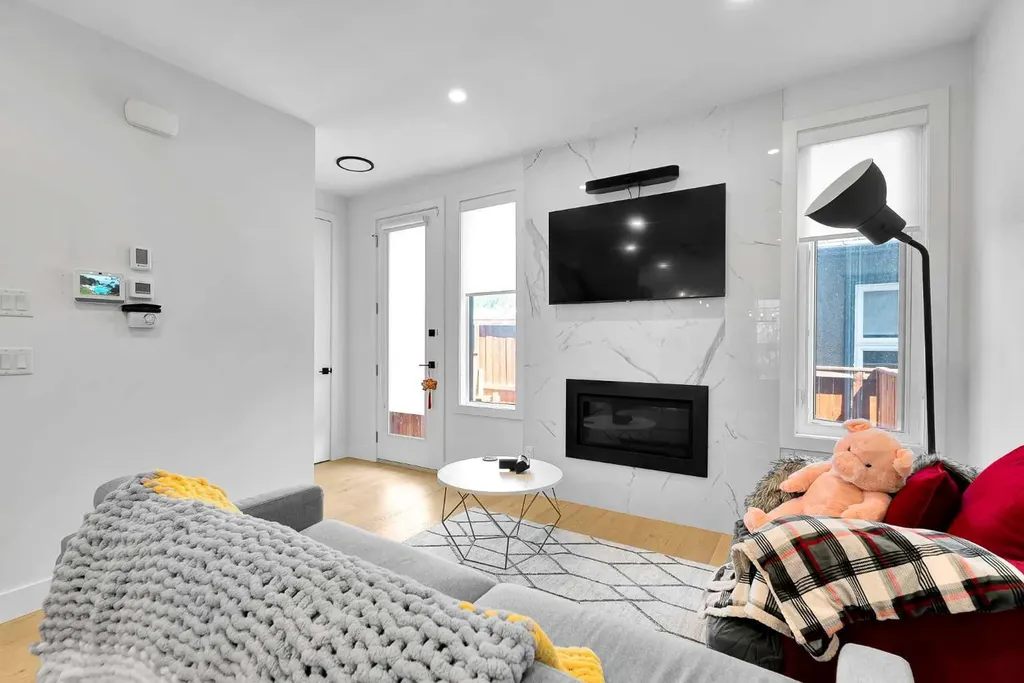 2106 6 Street NW Calgary AB T2M 5C6
