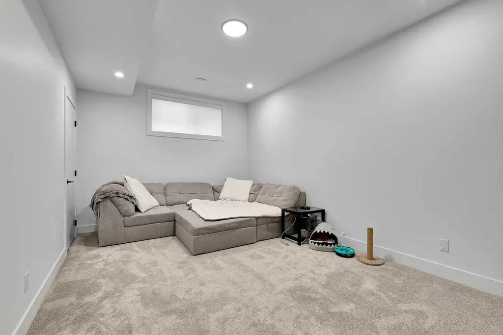 2106 6 Street NW Calgary AB T2M 5C6