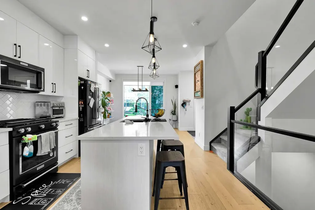 2106 6 Street NW Calgary AB T2M 5C6