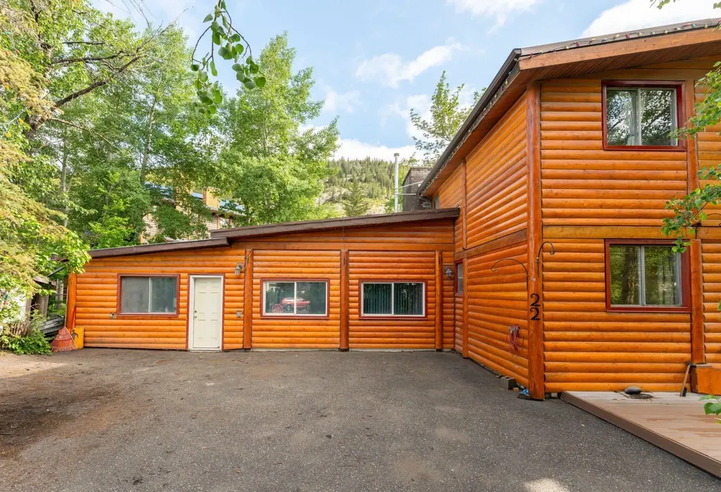 22 Fortress Mountain Way Exshaw AB T0L2C0
