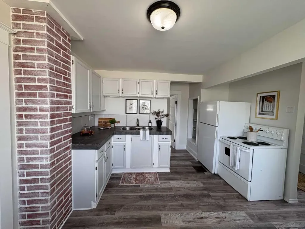 5129 48 Avenue Ponoka AB T4J 1J2