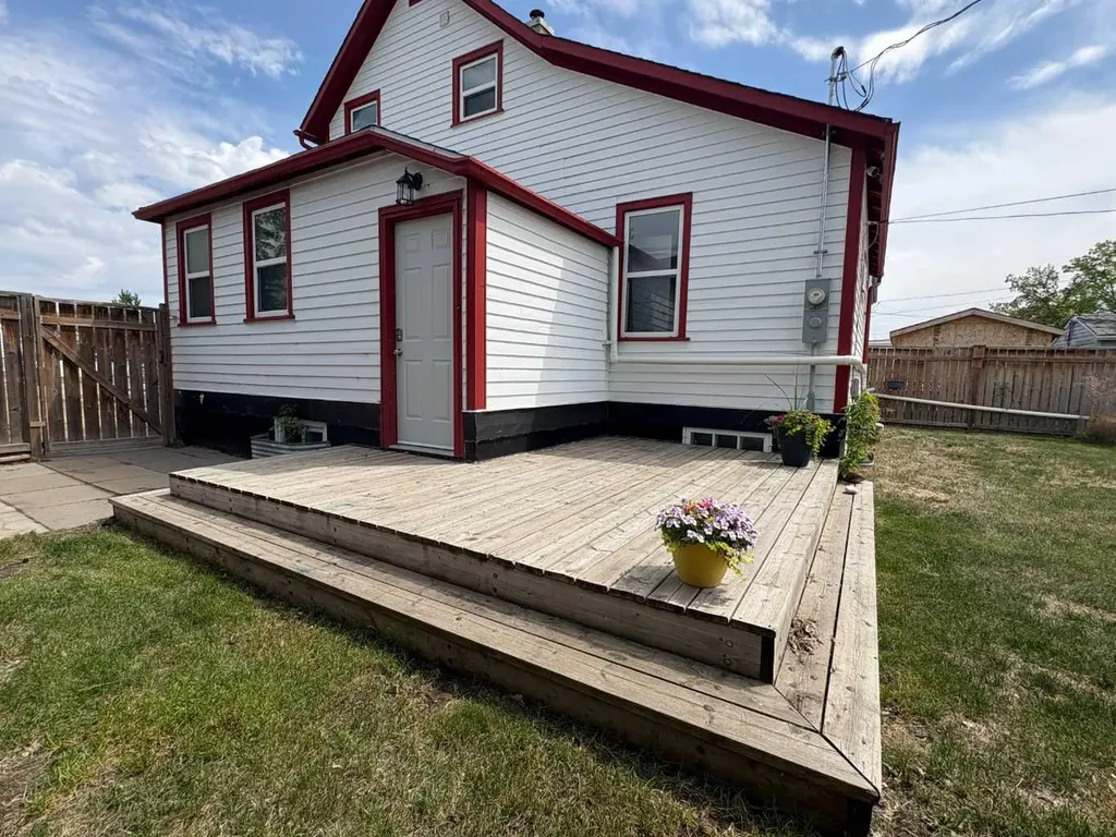 5129 48 Avenue Ponoka AB T4J 1J2
