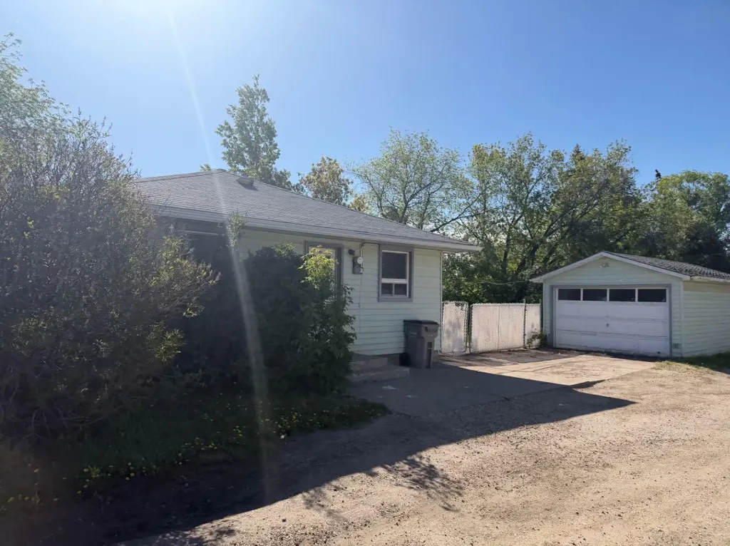 9657 Hillcrest Drive Grande Prairie AB T8V 1A9