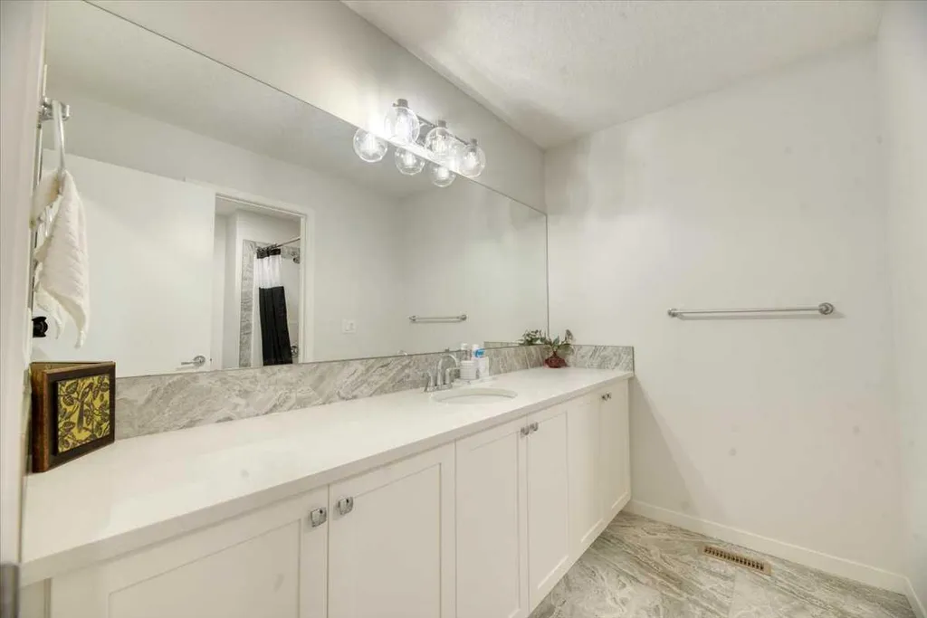125 Belmont Villas SW Calgary AB T2X 4N5