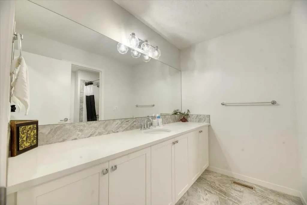 125 Belmont Villas SW Calgary AB T2X 4N5