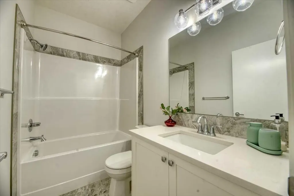 125 Belmont Villas SW Calgary AB T2X 4N5