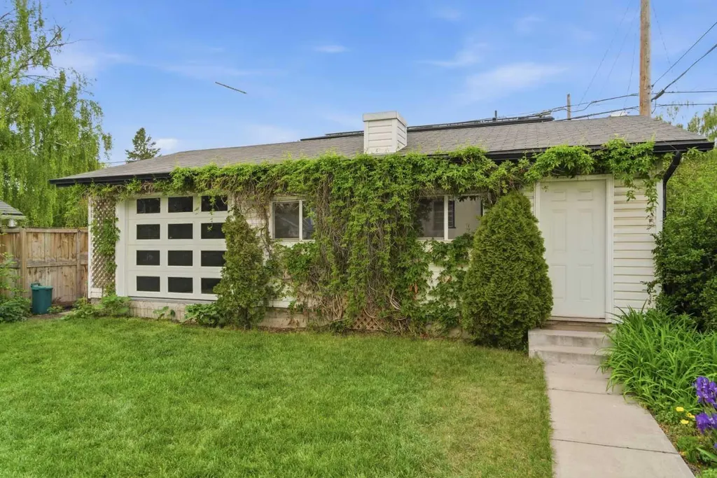 1945 Mountview Crescent NE Calgary AB T2E 5N4