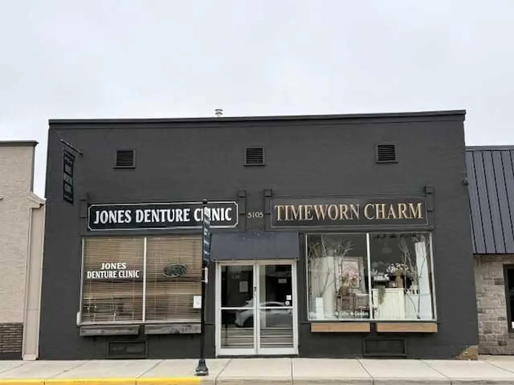 5105 50 Avenue Lacombe AB T4L 1K4