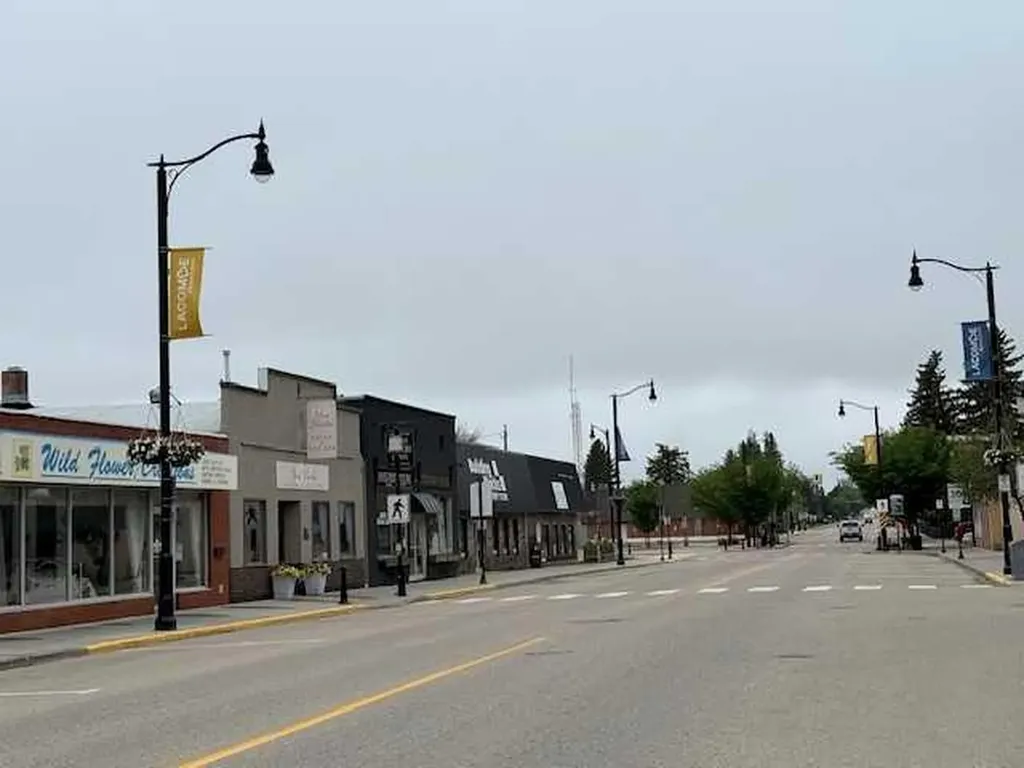 5105 50 Avenue Lacombe AB T4L 1K4