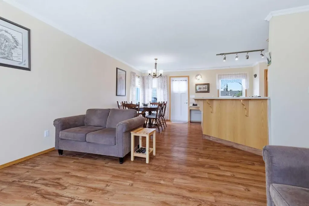 4318 60 Avenue Innisfail AB T4G 1L2
