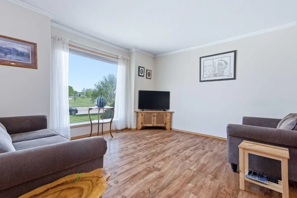 4318 60 Avenue Innisfail AB T4G 1L2