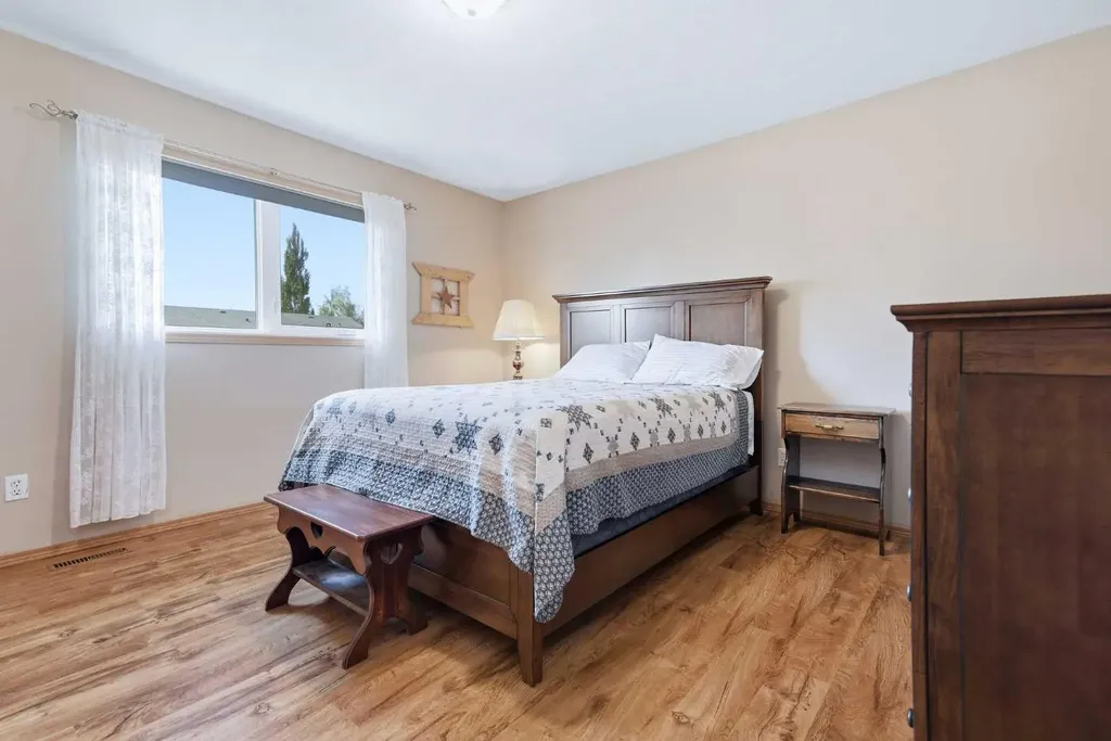 4318 60 Avenue Innisfail AB T4G 1L2