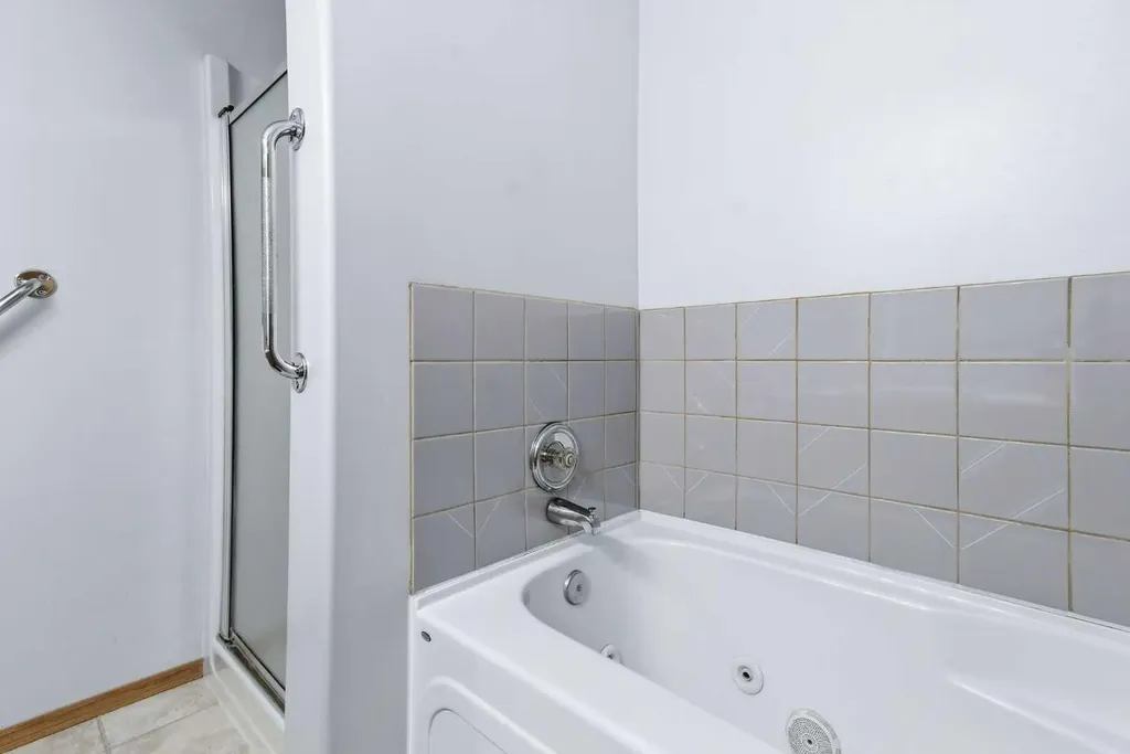 4318 60 Avenue Innisfail AB T4G 1L2