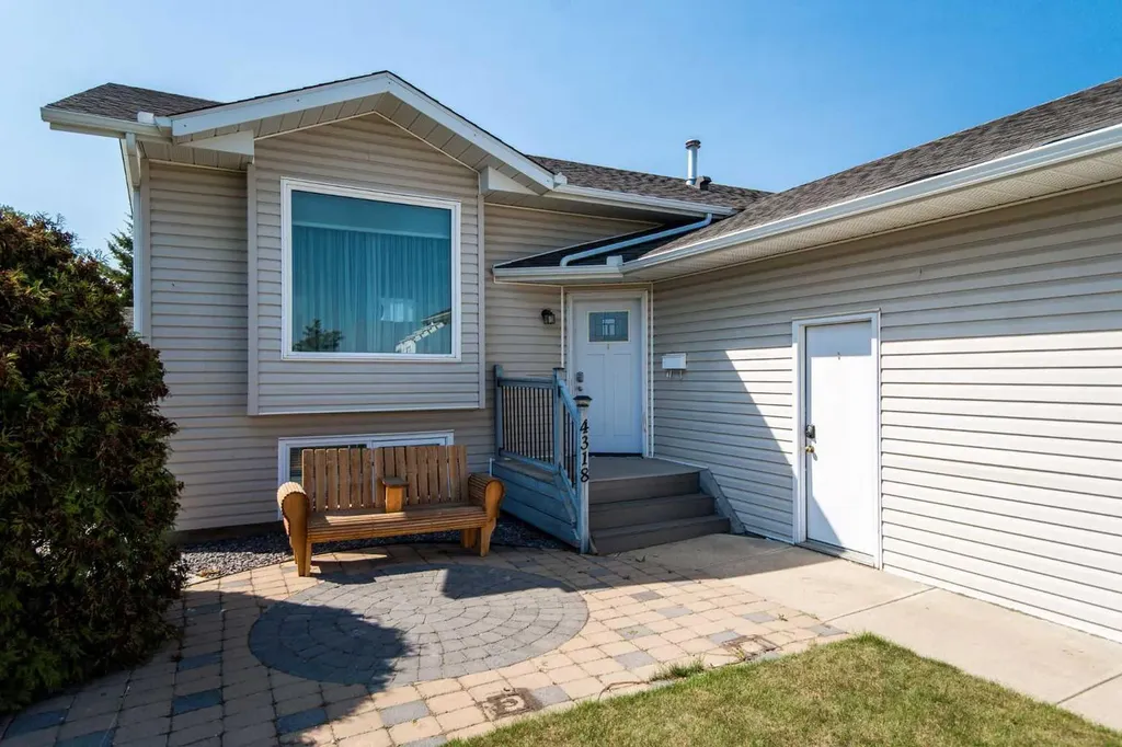 4318 60 Avenue Innisfail AB T4G 1L2