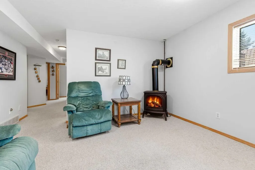 4318 60 Avenue Innisfail AB T4G 1L2
