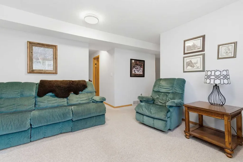 4318 60 Avenue Innisfail AB T4G 1L2