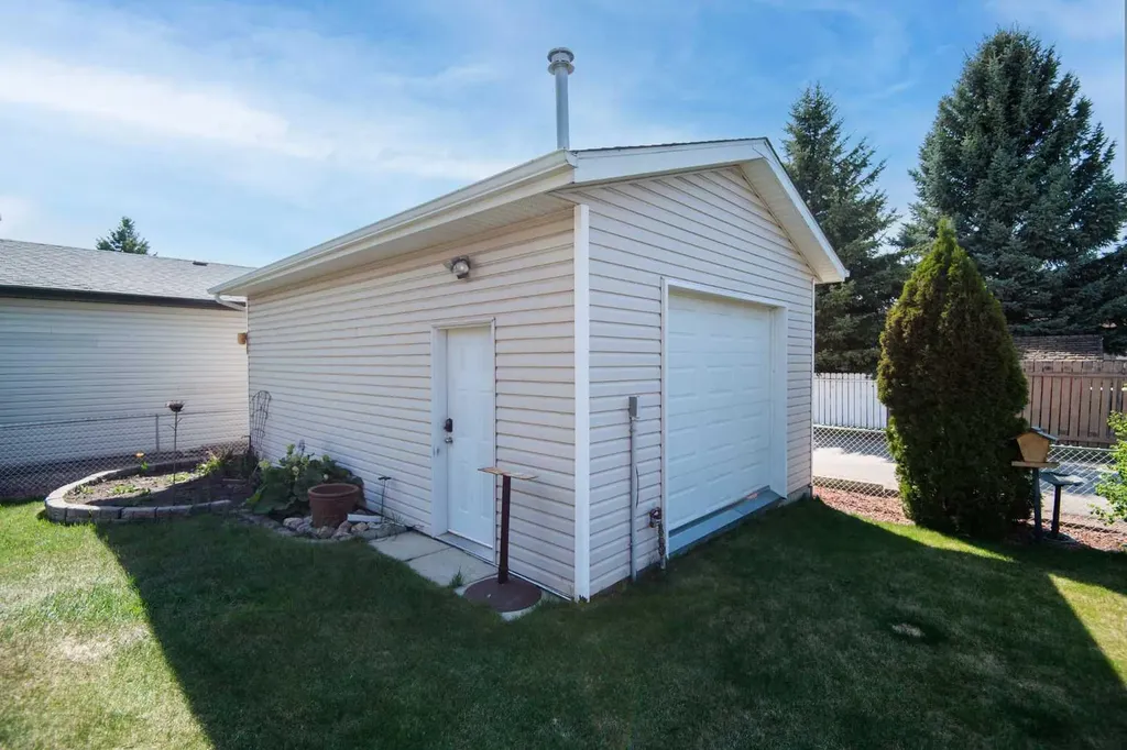 4318 60 Avenue Innisfail AB T4G 1L2