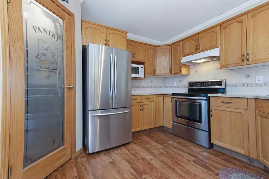 4318 60 Avenue Innisfail AB T4G 1L2