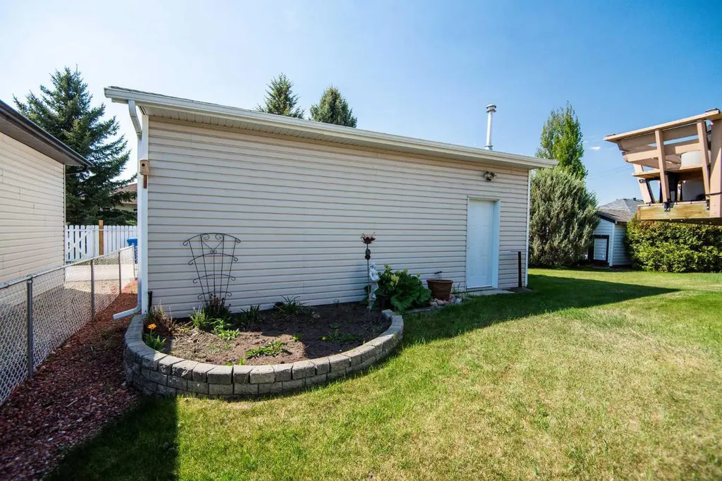 4318 60 Avenue Innisfail AB T4G 1L2