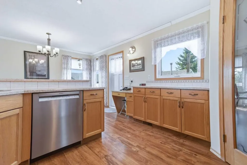 4318 60 Avenue Innisfail AB T4G 1L2