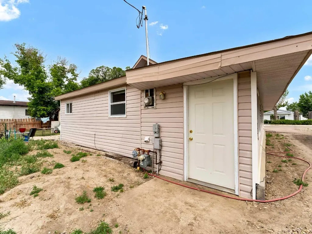 309 1 Street NW Redcliff AB T0J 2P2