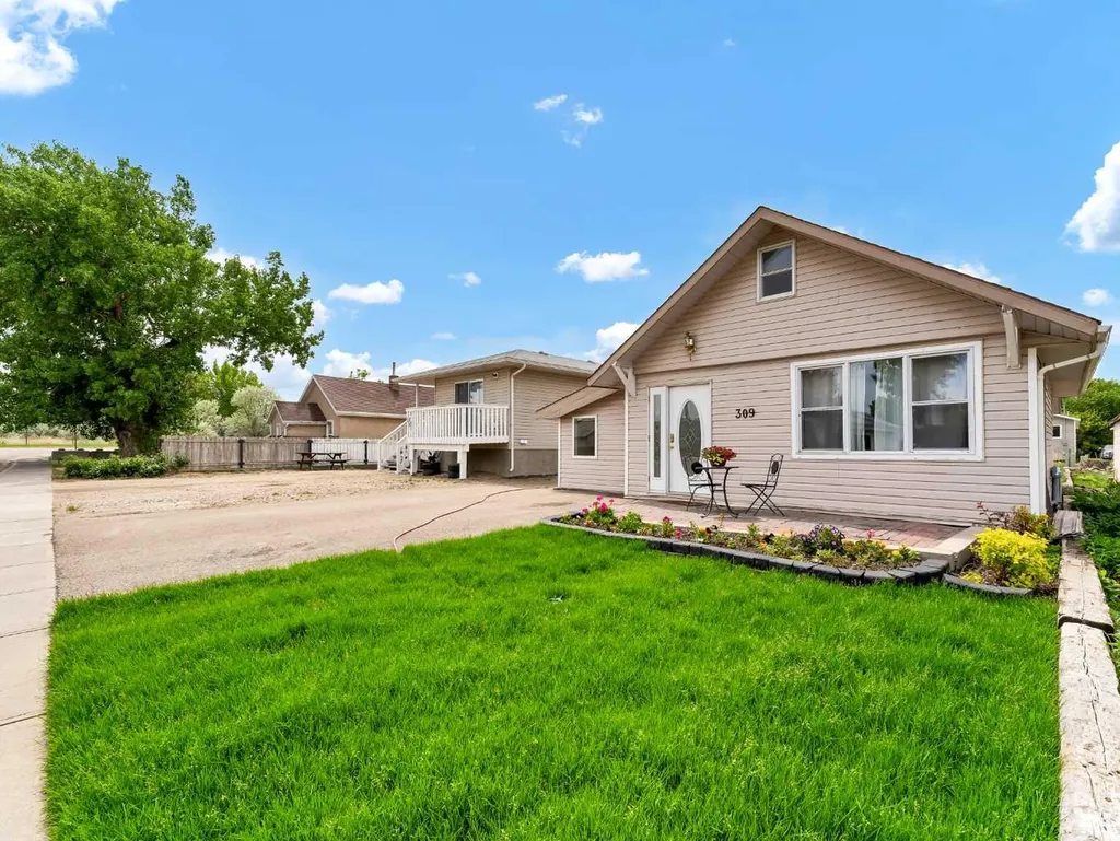 309 1 Street NW Redcliff AB T0J 2P2
