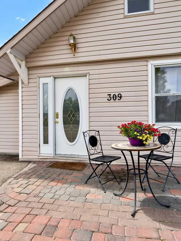 309 1 Street NW Redcliff AB T0J 2P2