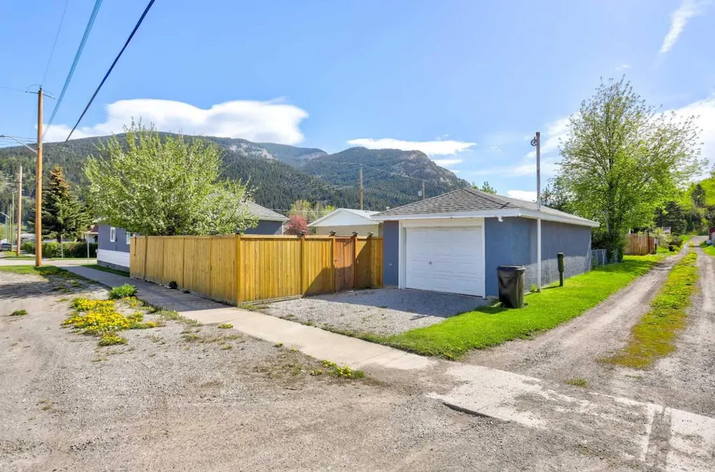 13302 17 Avenue Blairmore AB T0K 0E0