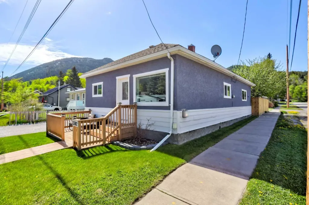 13302 17 Avenue Blairmore AB T0K 0E0