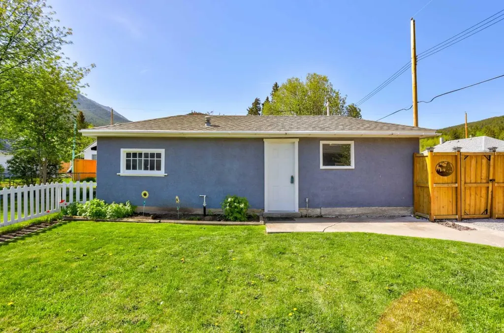 13302 17 Avenue Blairmore AB T0K 0E0