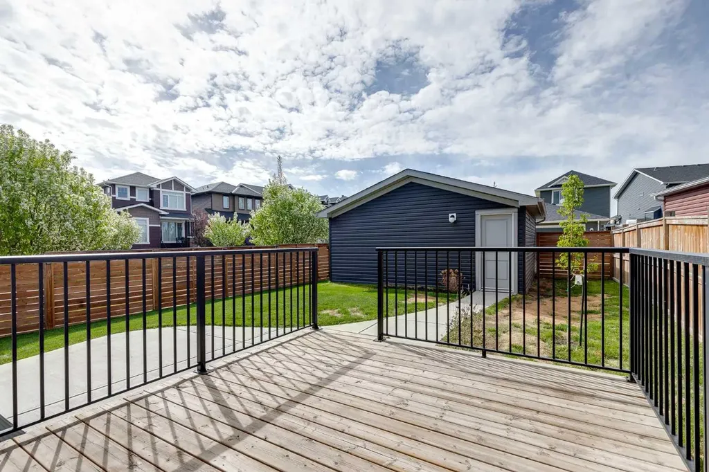 103 Ravensmoor Manor SE Airdrie AB T4A 0V8