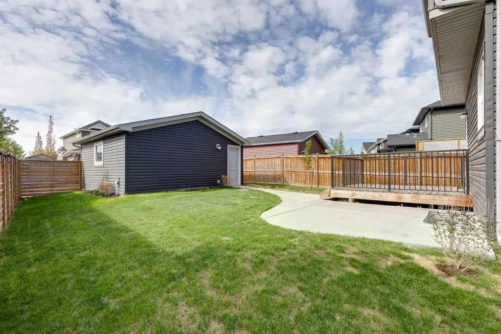 103 Ravensmoor Manor SE Airdrie AB T4A 0V8