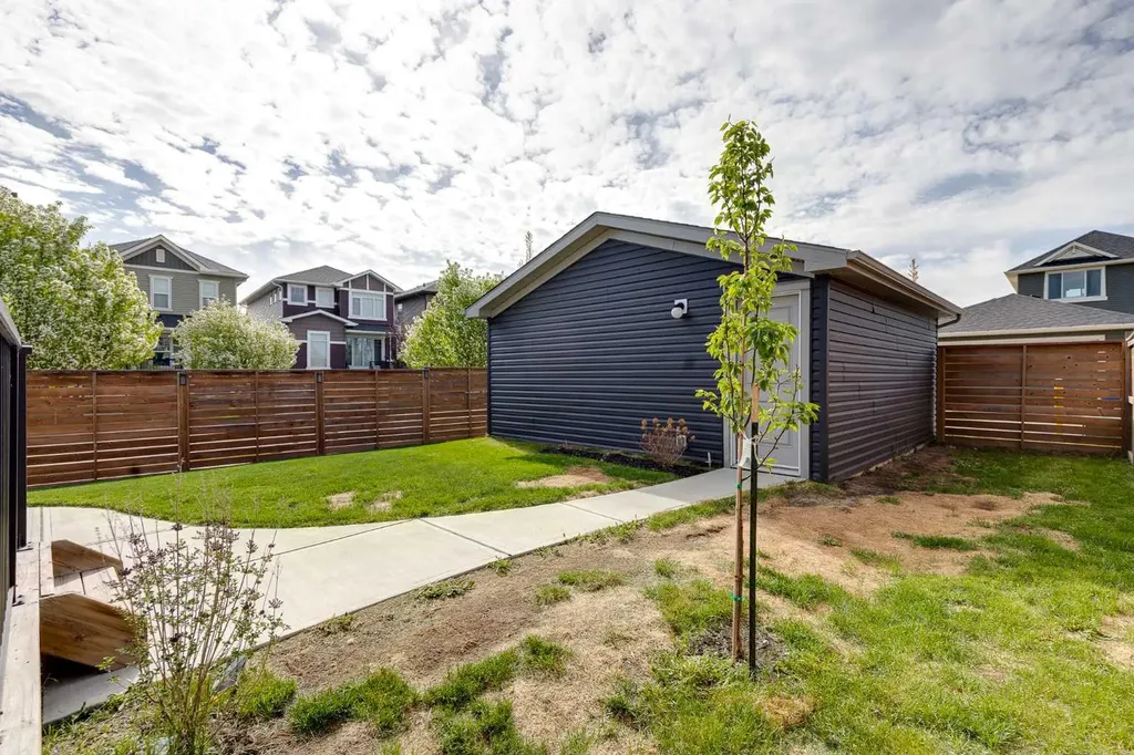 103 Ravensmoor Manor SE Airdrie AB T4A 0V8