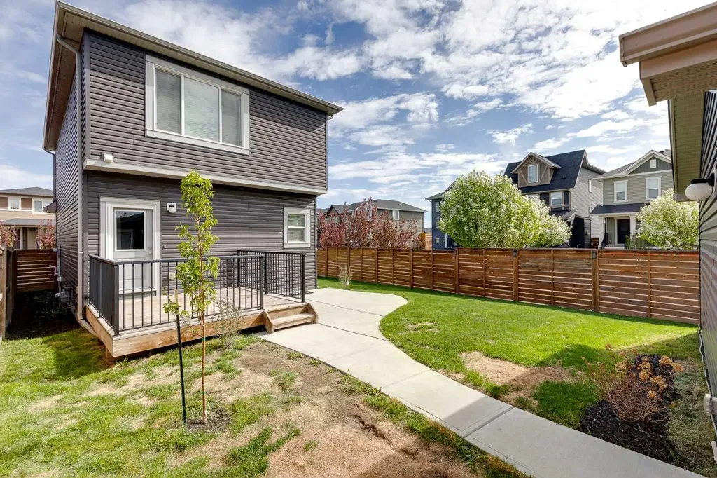 103 Ravensmoor Manor SE Airdrie AB T4A 0V8