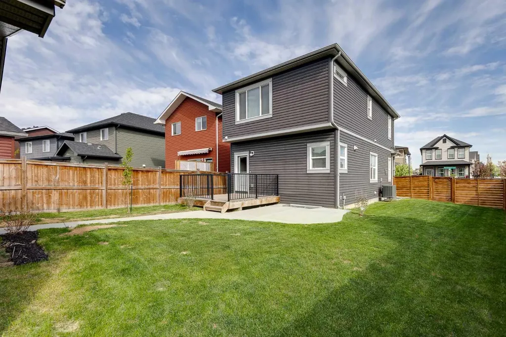 103 Ravensmoor Manor SE Airdrie AB T4A 0V8
