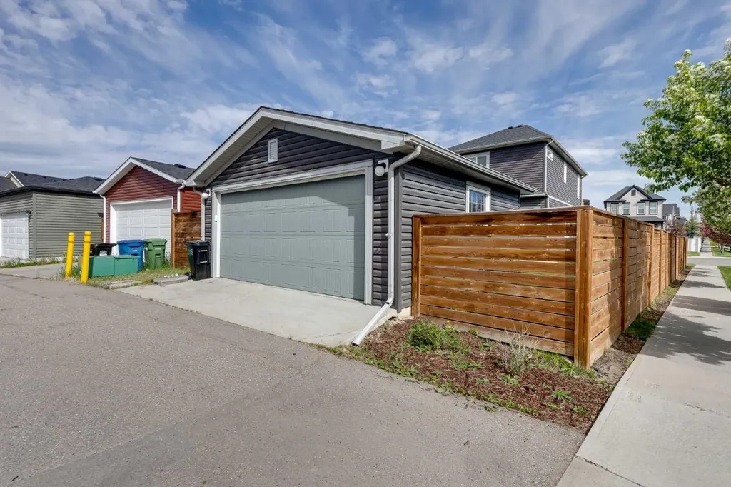 103 Ravensmoor Manor SE Airdrie AB T4A 0V8