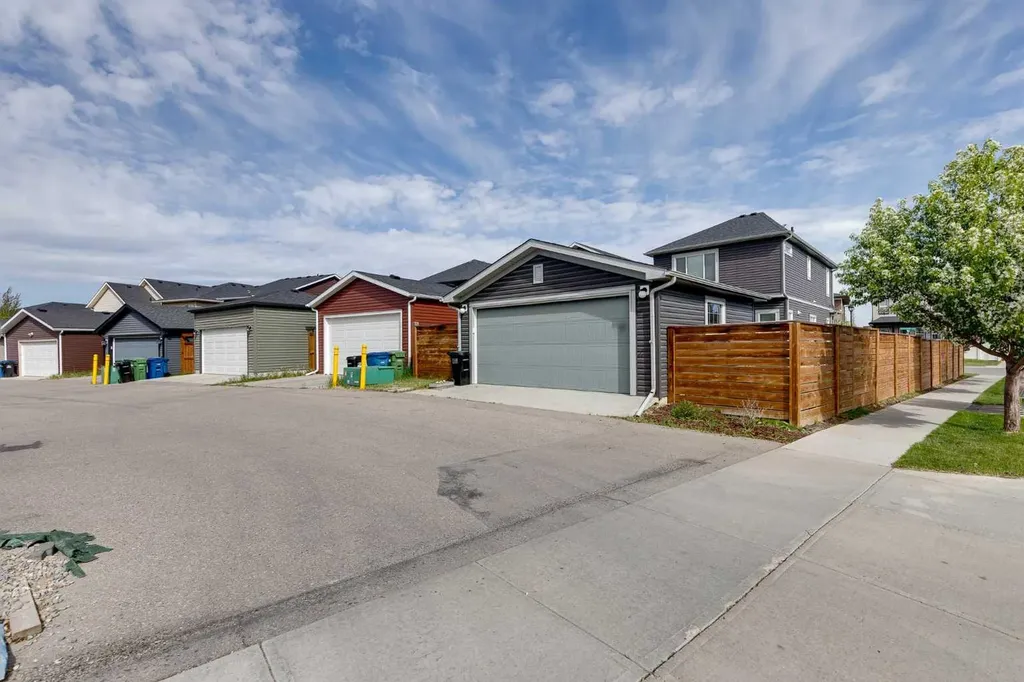 103 Ravensmoor Manor SE Airdrie AB T4A 0V8