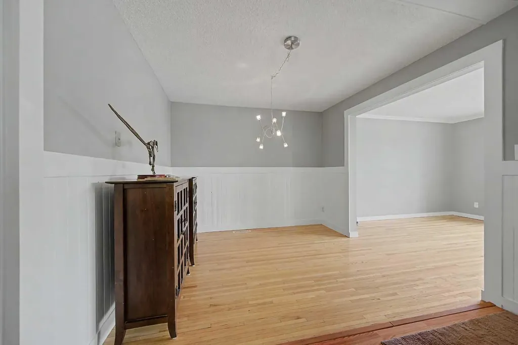 6322 37 Street SW Calgary AB T3E 5M8