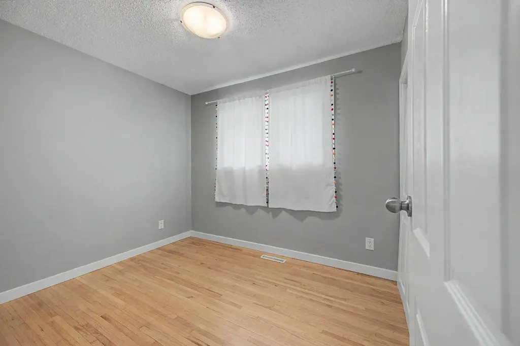 6322 37 Street SW Calgary AB T3E 5M8