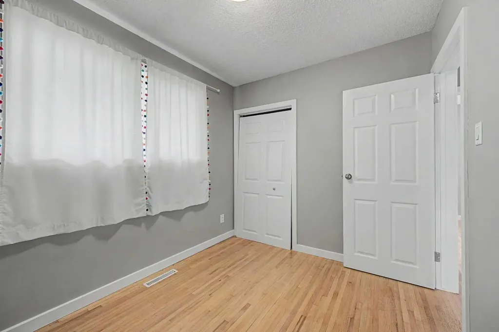 6322 37 Street SW Calgary AB T3E 5M8