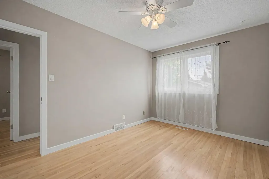 6322 37 Street SW Calgary AB T3E 5M8