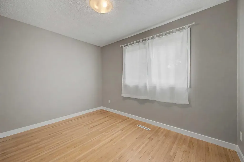 6322 37 Street SW Calgary AB T3E 5M8