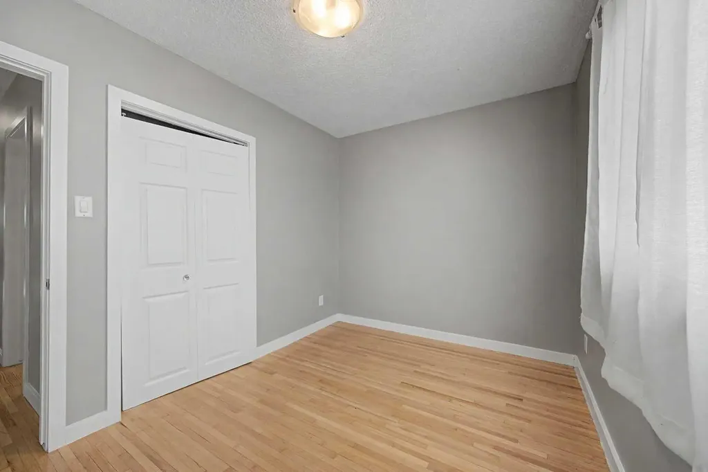 6322 37 Street SW Calgary AB T3E 5M8