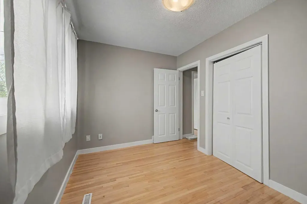 6322 37 Street SW Calgary AB T3E 5M8