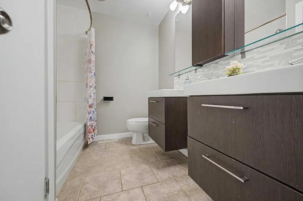 6322 37 Street SW Calgary AB T3E 5M8