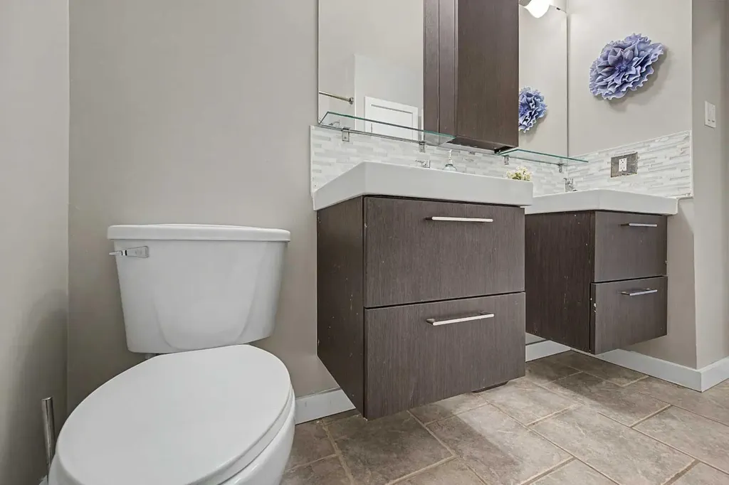 6322 37 Street SW Calgary AB T3E 5M8